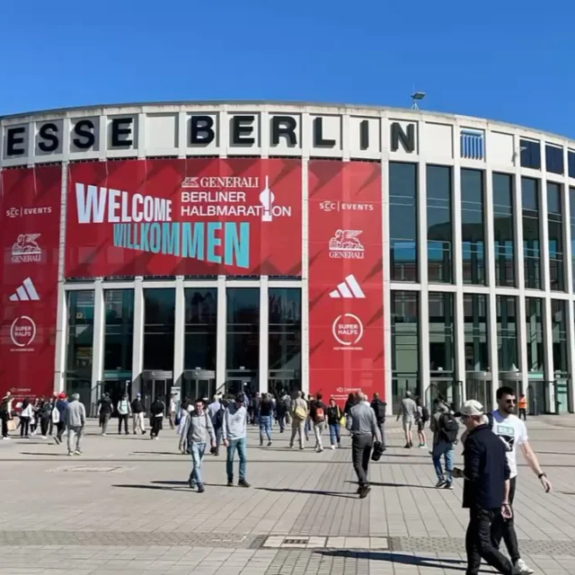🎉 ENDLICH WIEDER MESSEZEIT 🏃🏃‍♀️  Wir sind gemeinsam mit @visit.dresden und dem @oberelbe_marathon auf der EXPO zum Berliner Halbmarathon vertreten!  Kommt vorbei, trefft uns persönlich und erfahrt alles über die Laufevents in und rund um Dresden – von urbanem Cityflair bis zur Naturkulisse entlang der Elbe!  Öffnungszeiten der Messe:
Freitag, 4. April: 11:00 – 20:00 Uhr
Samstag, 5. April: 09:00 – 18:30 Uhr  ACHTUNG: Die EXPO ist in diesem Jahr NICHT in Tempelhof, sondern in der Messe Berlin(Eingang Süd) Halle 4.1.  Wir freuen uns auf euch!
Laufen verbindet!  #dresdenmarathon #oberelbemarathon #visitdresden #berlinerhalbmarathon #messezeit #laufmesse #laufenindresden #runhappy #laufdichglücklich