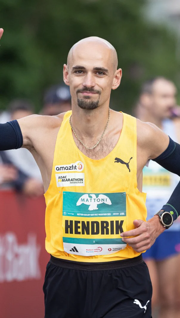 Es ist offiziell! 🎉  Wir feiern 25 Jahre DRESDEN-MARATHON – und freuen uns, einen ganz besonderen Gastläufer begrüßen zu dürfen:  Hendrik Pfeiffer!
@hendrik_pfeiffer  Der deutsche Top-Langstreckenläufer wird am Jubiläumswochenende bei uns auf der Halbmarathon-Distanz, dem Piepenbrock-Halbmarathon, an den Start gehen und damit ein echtes Highlight setzen.
Hendrik Pfeiffer (*1993 in Düsseldorf) zählt zu den besten Marathonläufern Deutschlands. Seine persönliche Bestzeit liegt bei beeindruckenden 2:07:14 Stunden, gelaufen 2024 in Houston. Damit ist er der viertschnellste deutsche Marathonläufer aller Zeiten. Er gewann unter anderem den Köln-Marathon (2017, 2019) und den Hannover-Marathon (2022). 2021 vertrat er Deutschland bei den Olympischen Spielen in Tokio.  Pfeiffer ist nicht nur für seine sportlichen Erfolge bekannt, sondern auch für seine inspirierende Geschichte: Nach gesundheitlichen Rückschlägen kämpfte er sich immer wieder zurück an die Spitze. Sein Engagement für den Laufsport und seine motivierende Art machen ihn zu einem Vorbild für viele Läuferinnen und Läufer.  Wir sind stolz, Hendrik Pfeiffer bei unserem Jubiläumslauf dabei zu haben!  Lauf gemeinsam mit Hendrik Pfeiffer durch die Straßen Dresdens oder feuere ihn live an der Strecke an – sei Teil unseres ganz besonderen Jubiläums und erlebe Marathon-Feeling pur!  📸 @nwilhelmi  #DresdenMarathon #Marathon #visitDresden #HendrikPfeiffer #Halbmarathon #LaufendFeiern #Dresdenläuft